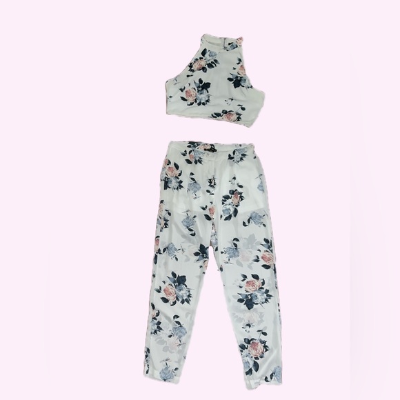 FLORAL MATCHING SET. Top is HALTER. Size Large - Picture 3 of 4